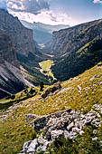 Trekking nel Parco Naturale Puez-Odle. La lunga discesa dal Rifugio Puez a Selva in Valgardena lungo la Vallelunga. 